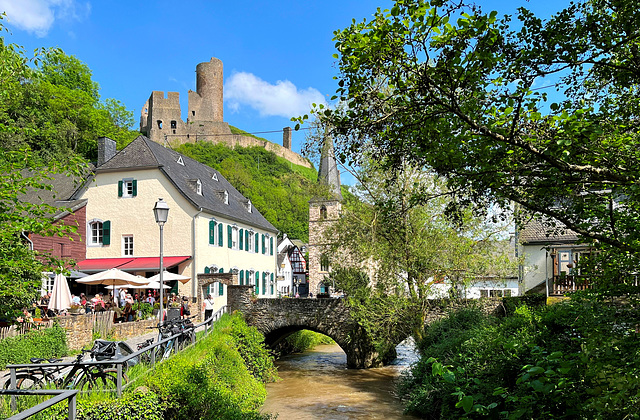 DE - Monreal - Blick zur Löwenburg