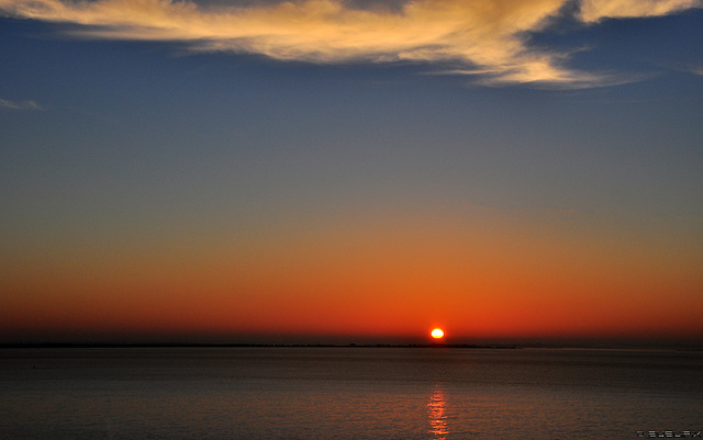 Sonnenaufgang über dem Tejo - Alfama, Lissabon (© Buelipix)