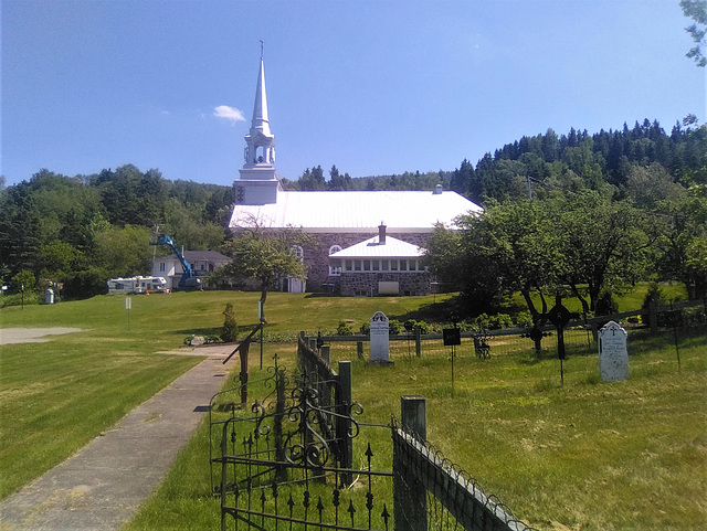 Église et cimetière en zone saguenéenne