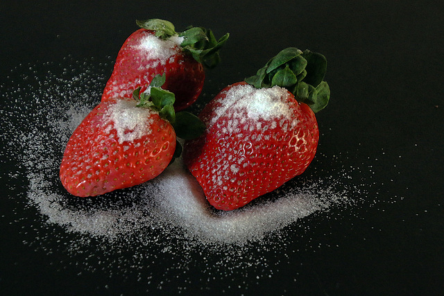 On m'a conseillé les fientes de poules pour mes fraises , je n'ai pas aimé le goût , je préfère continuer avec du sucre .