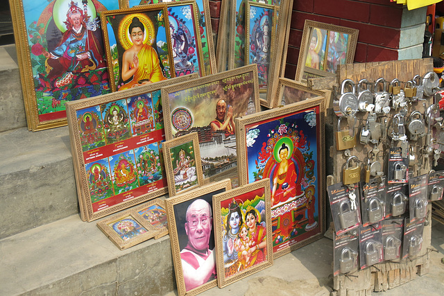 Protections, matérielles et spirituelles. Près de Bodnath = Boudhanath (Kathmandu, Népal)