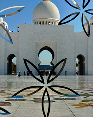 AbuDhabi : l'ingresso principale visto dalla moskea attraverso il cristallo dell'ingresso