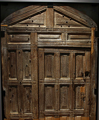 Ancienne porte du couvent des Ursulines , exposée dans le château de Nogent-le-Rotrou .