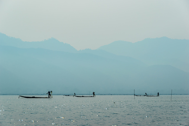 Fischer ... morgens auf dem Inle-See (© Buelipix)