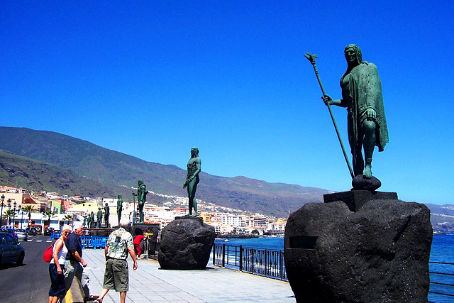 ES - Candelaria - Statuen der Menceyes von Teneriffa