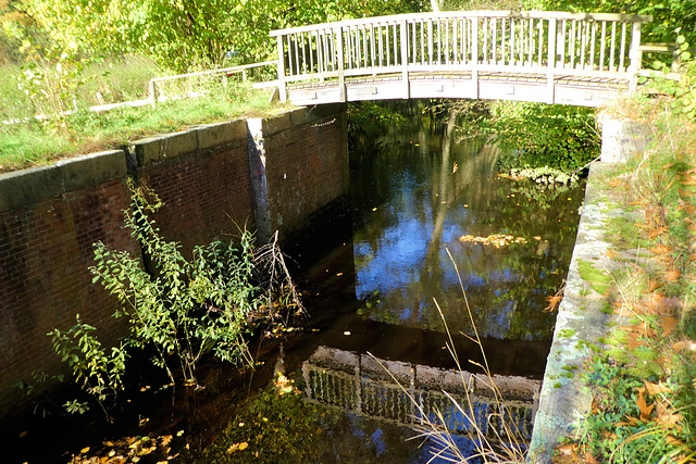 Ein Steg über die Schleusenkammer