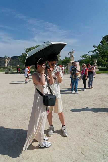 Couple blanc sous parapluie noir