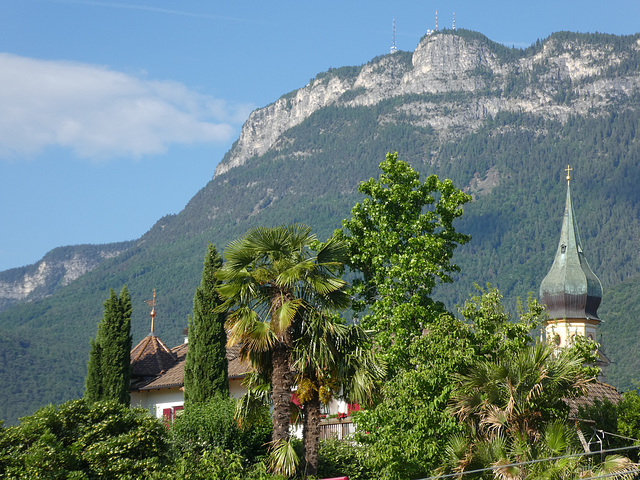 Kirchturm von St. Pauls mit Blick zum Penegal