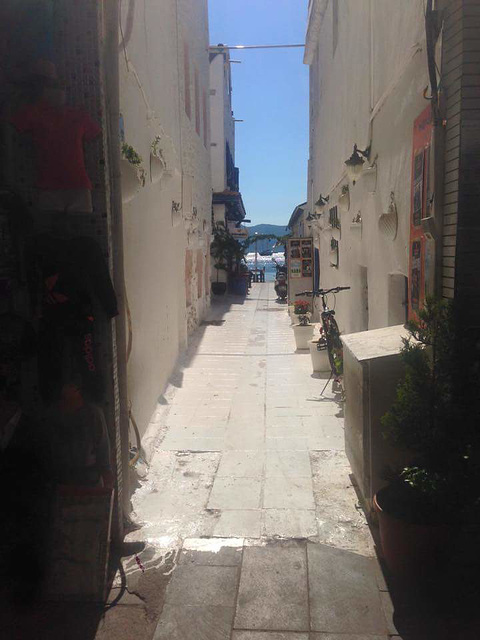 One of the many little streets leading to the sea