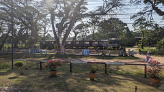 Aire de repos ombragé depuis le train / Shady rest area from our train