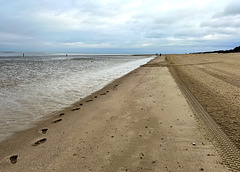 Weiter und fast leerer Strand, aber es ist sehr stürmisch