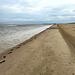 Weiter und fast leerer Strand, aber es ist sehr stürmisch