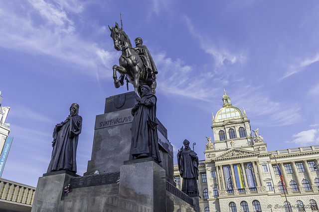 das St.-Wenzels-Denkmal am oberen Ende des Wenzelsplatzes in Prag ... P.i.P. (© Buelipix)