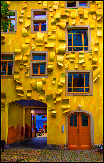 Dresden: Gelbes Haus im Hinterhof