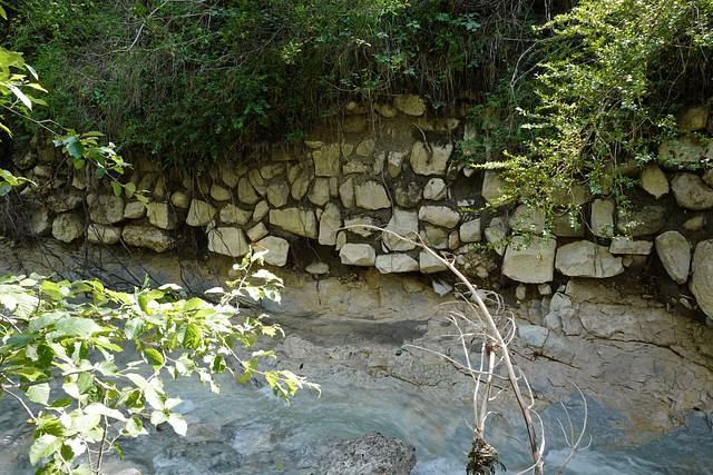 le mur sur l'arc de la rivière