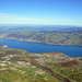 Sicht auf den unteren Teil des Thunersees, mit der Stadt Thun, und Spiez