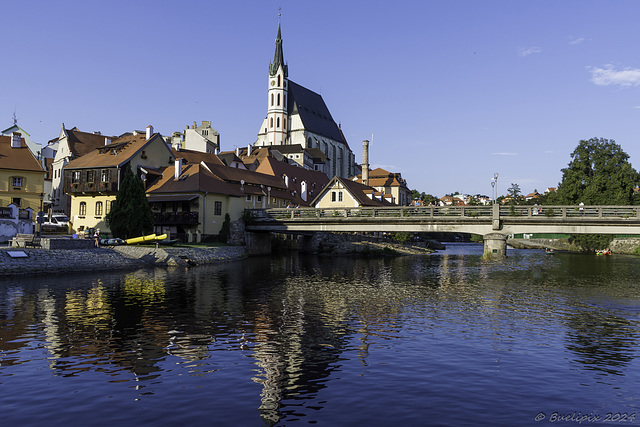 Blick über die Moldau zur 'Most Dr. E. Beneše' (Dr. E. Beneš Brücke) und der 'Kostel svatého Víta' (St.-Veit-Kirche) Český Krumlov ... P.i.P.  (© Buelipix)