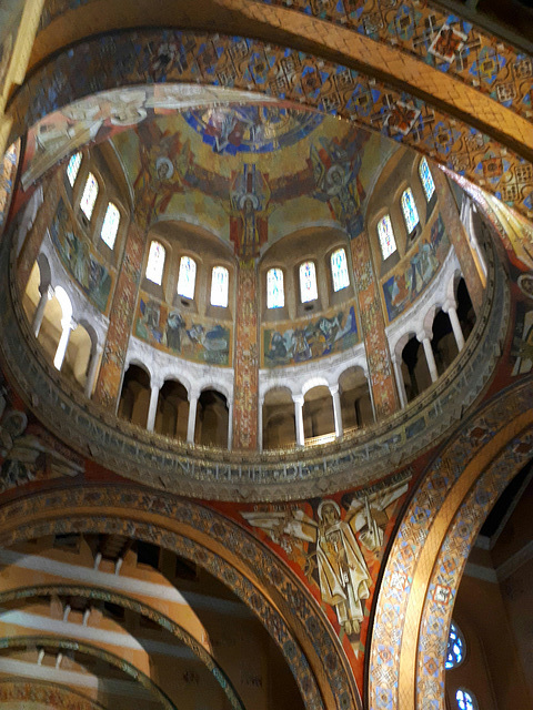 Intérieur de la basilique de ste Thérèse de Lisieux