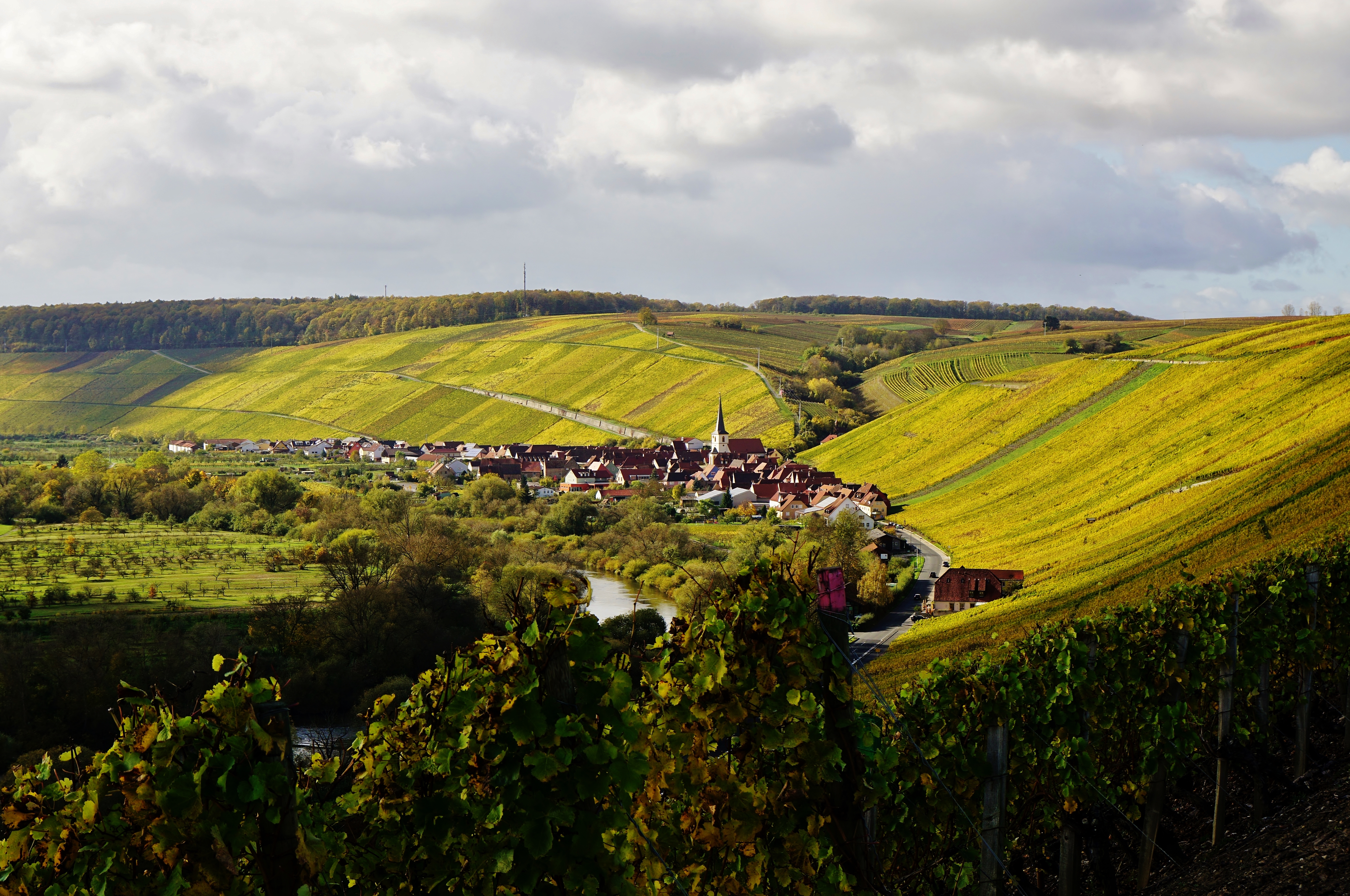 Ein Dorf versinkt in einem Farbenmeer - A village is sinking into a sea of colours