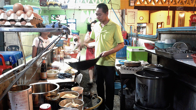 Cuisiner laotien au travail / Laotian cook at work