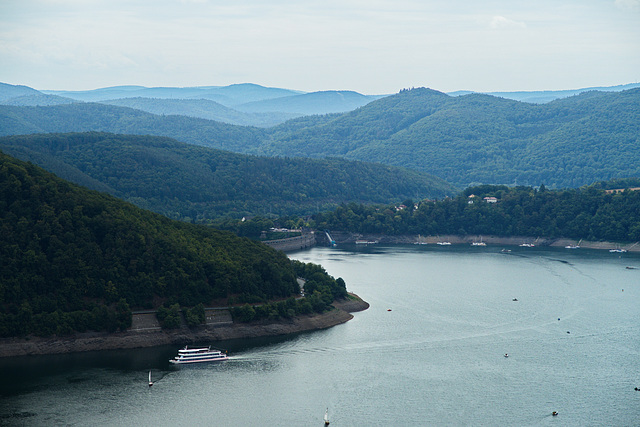 Blick auf Edersee mit Staumauer