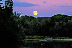 La lune, un  soir de crépuscule sur les îles de Sorques.