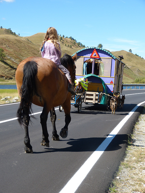 ...cette petite fille montait "à cru"...on leur souhaite une "bonne route"