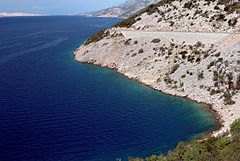 Die Küstenstraße D8 zwischen Starigrad und Karlobag