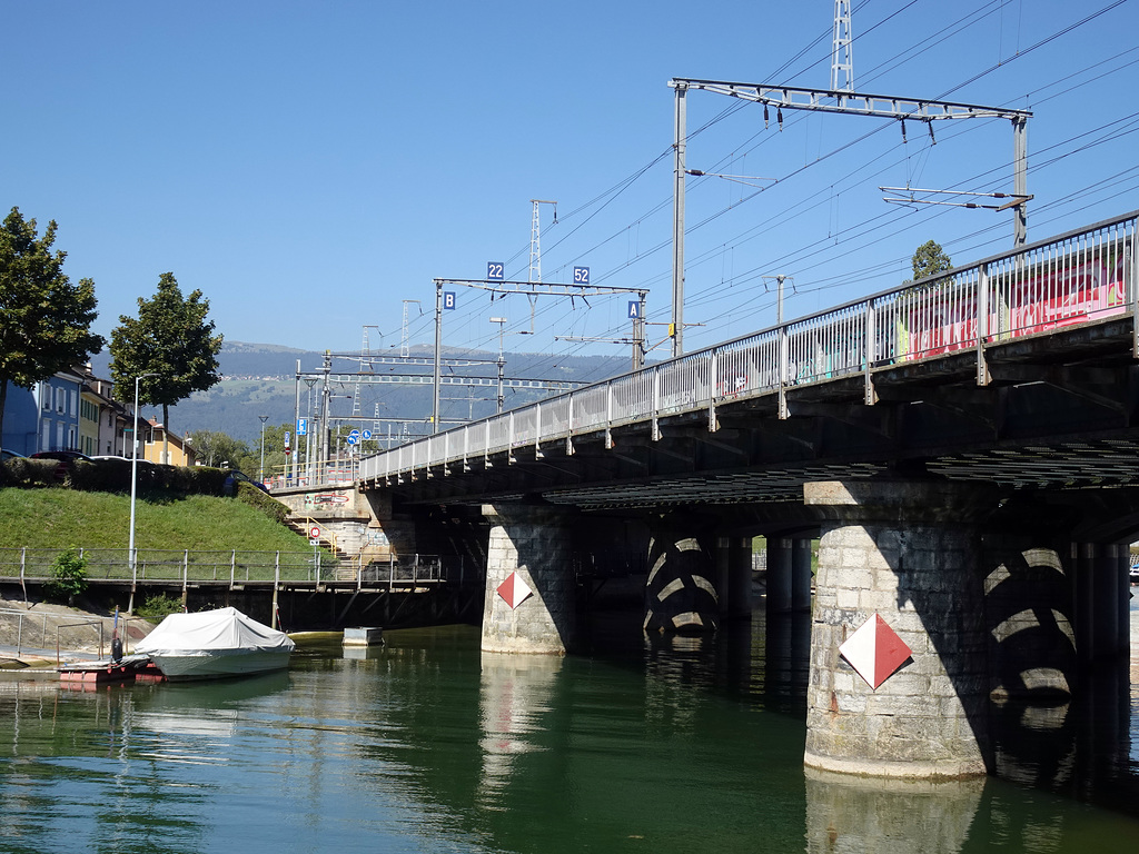 Eisenbahnbrücke über den Fluss  Zihl (frz. La Thielle)