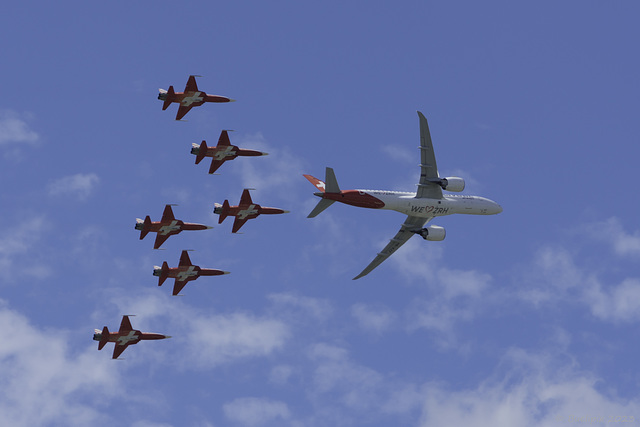 Vorbeiflug einer Edelweiss-(Linien-)Maschine zusammen mit Flugzeugen der 'Patrouille Suisse' anlässlich des Flughafenfestes zum 75. Geburtstag des Flughafens Zürich-Kloten (© Buelipix)