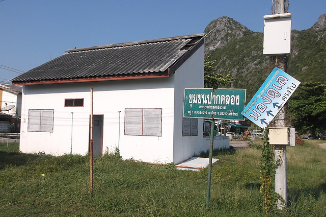 Un bâtiment thaïlandais au milieu de nulle part