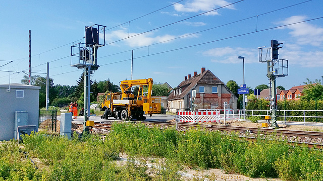 Nicht alltägliches Manöver am Bahnübergang Rastow