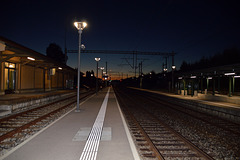 Beginn eines traumhaften Herbsttages am Bahnhof Schüpfen ( CH )