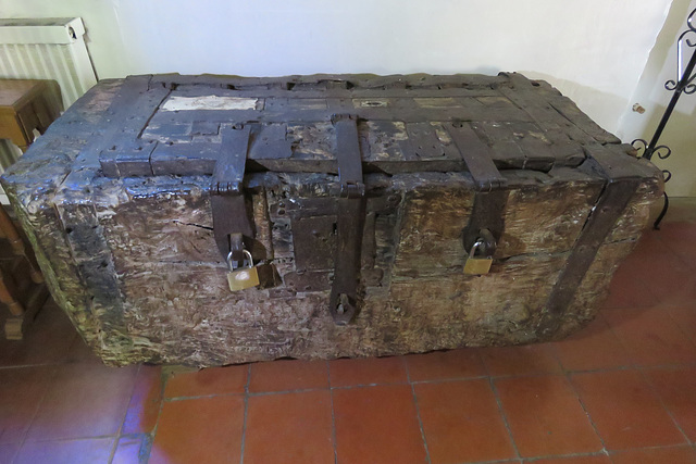 great burstead church, essex (45)c12 dug-out chest