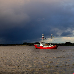 Das Feuerschiff "Borkumriff" verlässt Hamburg (PiP) = während des Hafengeburtstages war der Liegeplatz an der Landungsbrücke 2