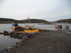 Chaloupe et drapeau / Flag and rowboat