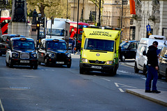 England 2016 – London ambulance pushing through trafﬁc