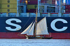 Historischer Gaffelsegler neben Containerriesen (PiP) - Hamburg Historischer Gaffelsegler neben Containerriesen (PiP) - Hamburg