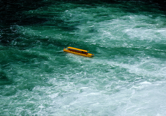 Gelbes Boot am Rheinfall