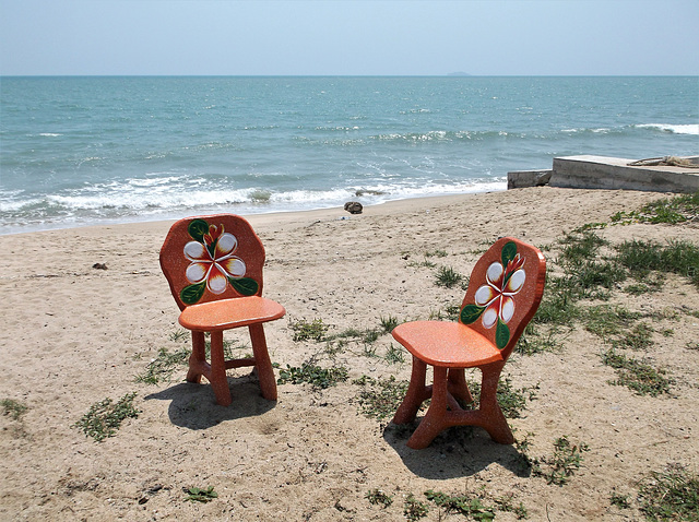 Deux chaises de plage qui se démarquaient