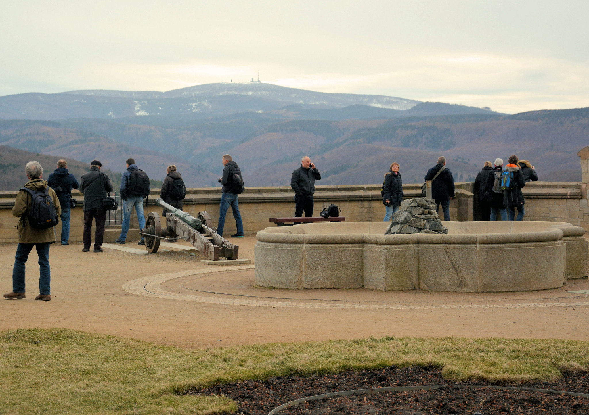 Blick zum Brocken vom Schloss in Wernigerode (Rückblick siehe PiP)