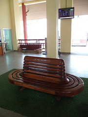 Banc de gare en bois très massif / Train station wooden bench
