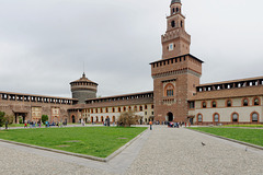 La place d'arme, la tour "di Santa Spirito" et la tour "del Filarete"
