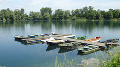 Anglerboote auf einem Weiher bei Ketsch