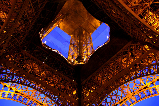 Sous la jupe de la Tour Eiffel