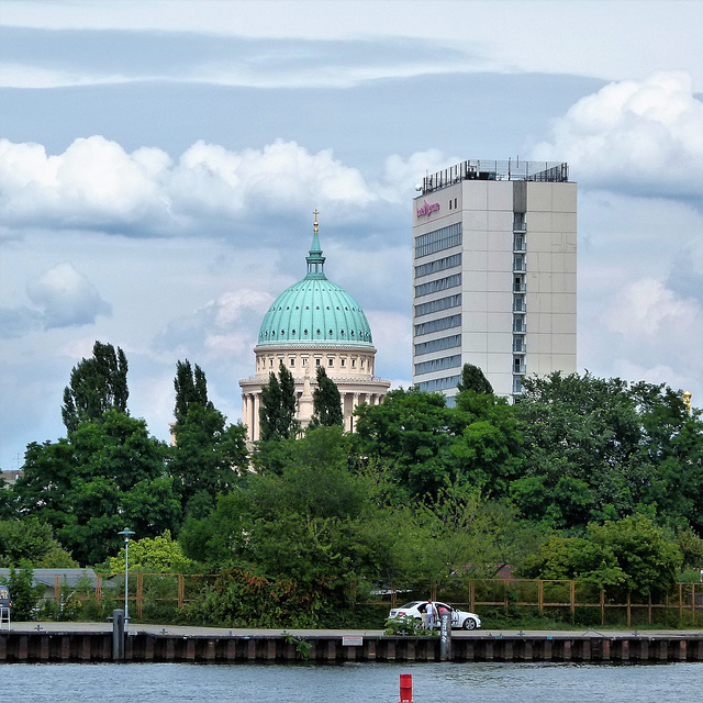 Nikolaikirche (links)