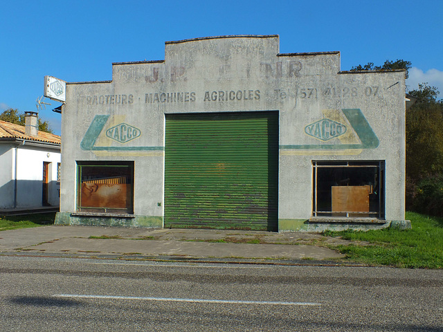 Ancien garage agricole