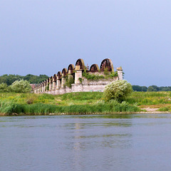 Ruine der Eisenbahnbrücke