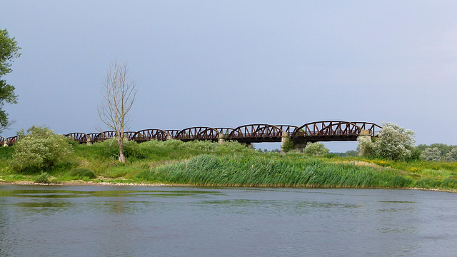 Ruine der Eisenbahnbrücke