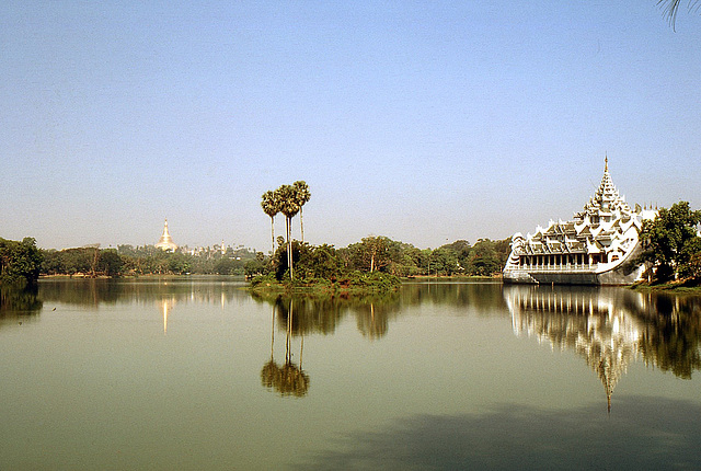 Das goldene Schiff Karaweik-Place in Rangun im Hintergrund die Shwedagon-Pagode